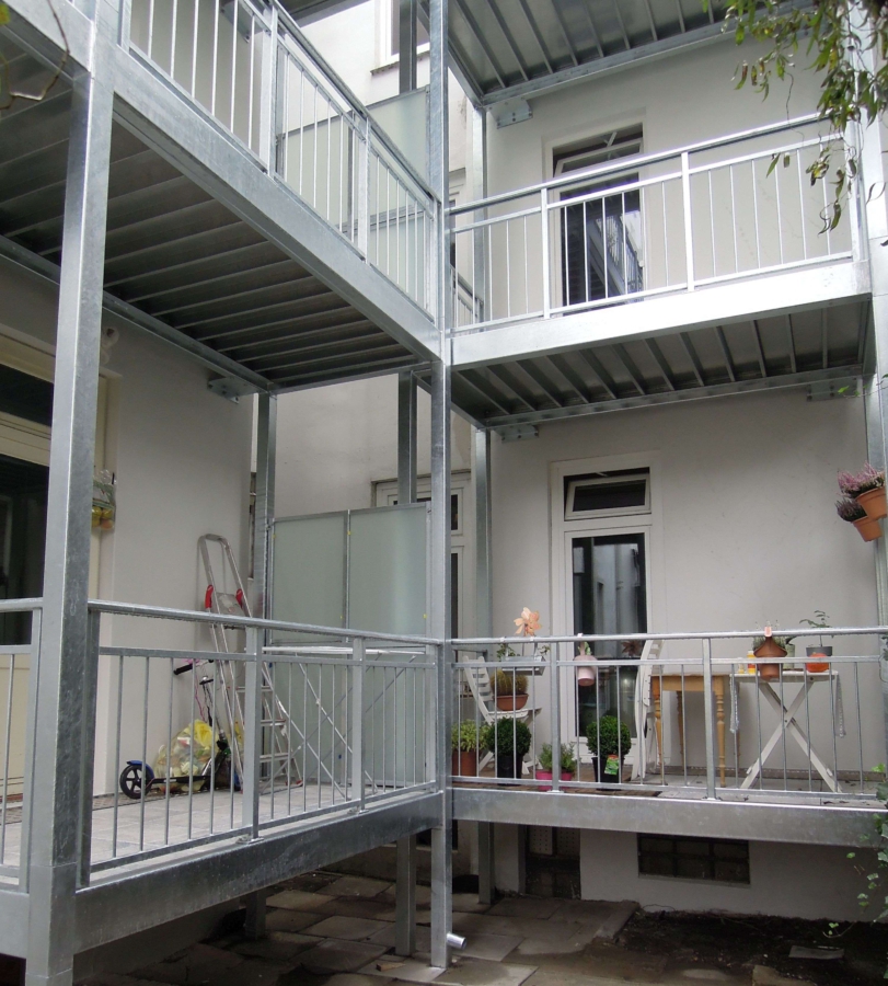 Kapitalanlage mit 12 Wohnungen und Entwicklungspotential zentral in Bergedorf - neue Balkone