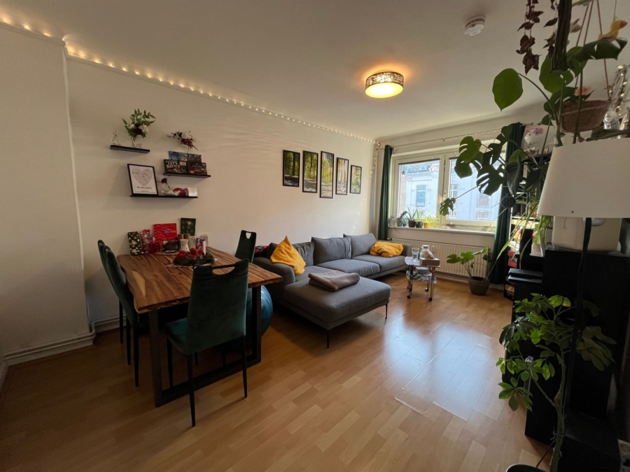 Wohnzimmer - 3-Zimmer-Wohnung mit Balkon an der Rennbahnstraße