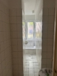 Helles Badezimmer mit Fenster