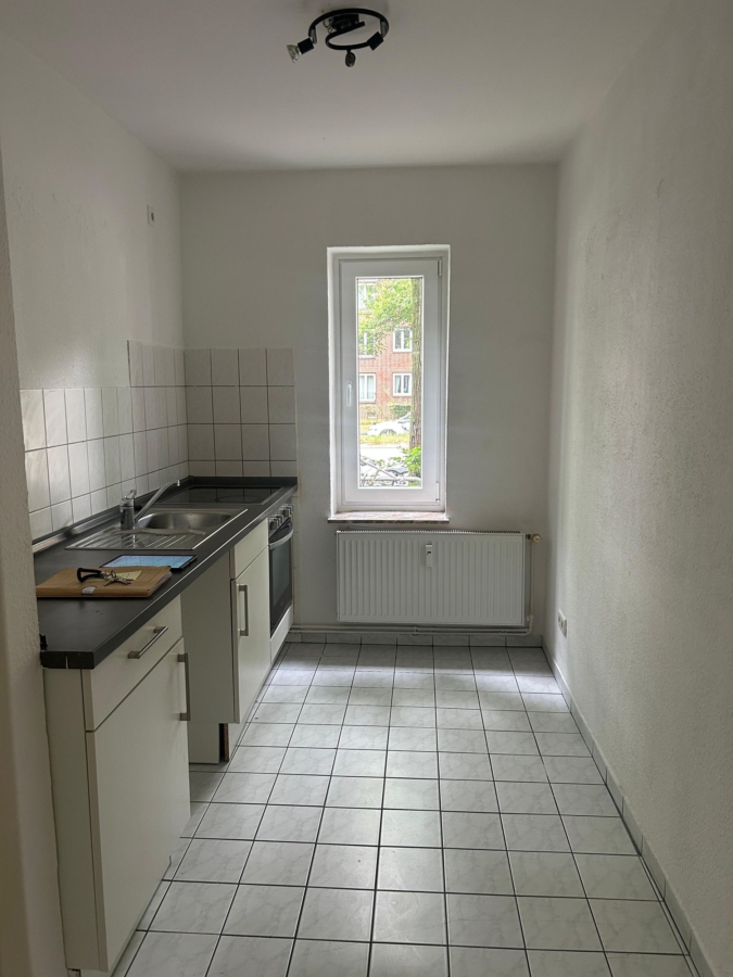 Kleine Küche mit Fenster