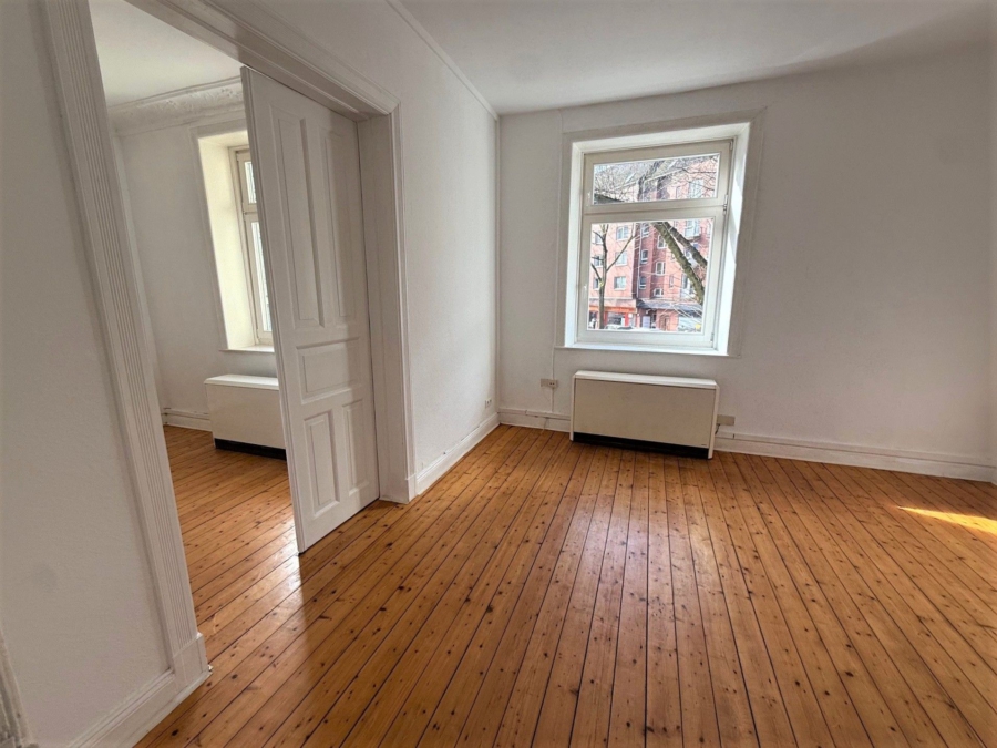 Zimmer 1 mit Flügeltür - Helle 2-Zimmer-Wohnung in Hamburg Eimsbüttel