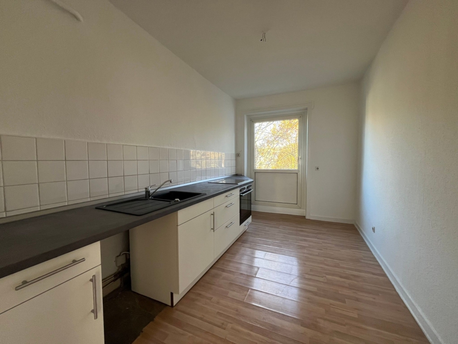 Küche mit Zugang zum Balkon - 3-Zimmer-Wohnung mit Balkon an der Rennbahnstraße
