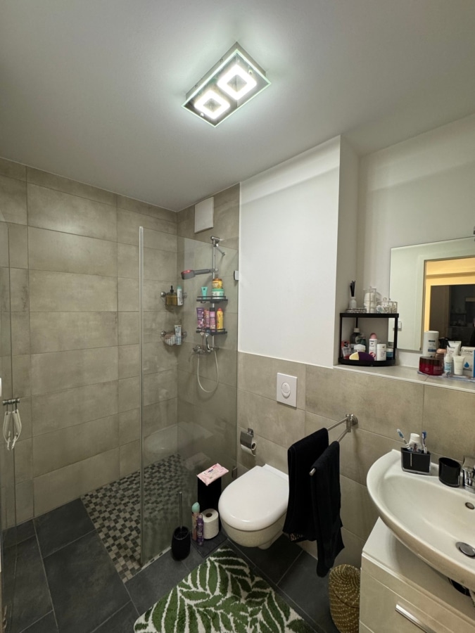 Badezimmer mit Dusche - 2-Zimmer-Neubauwohnung mit Balkon in Lohbrügge