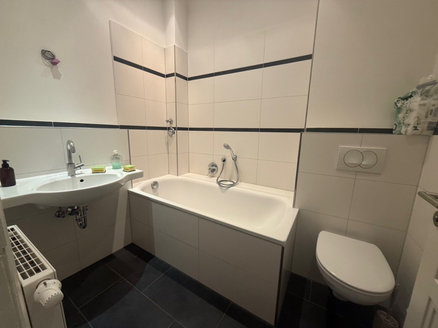 Modernes Badezimmer - Schöne 3,5-Zimmer-Altbauwohnung in Winterhude