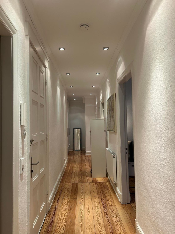 Langer Flur mit Holzboden - Schöne 3,5-Zimmer-Altbauwohnung in Winterhude