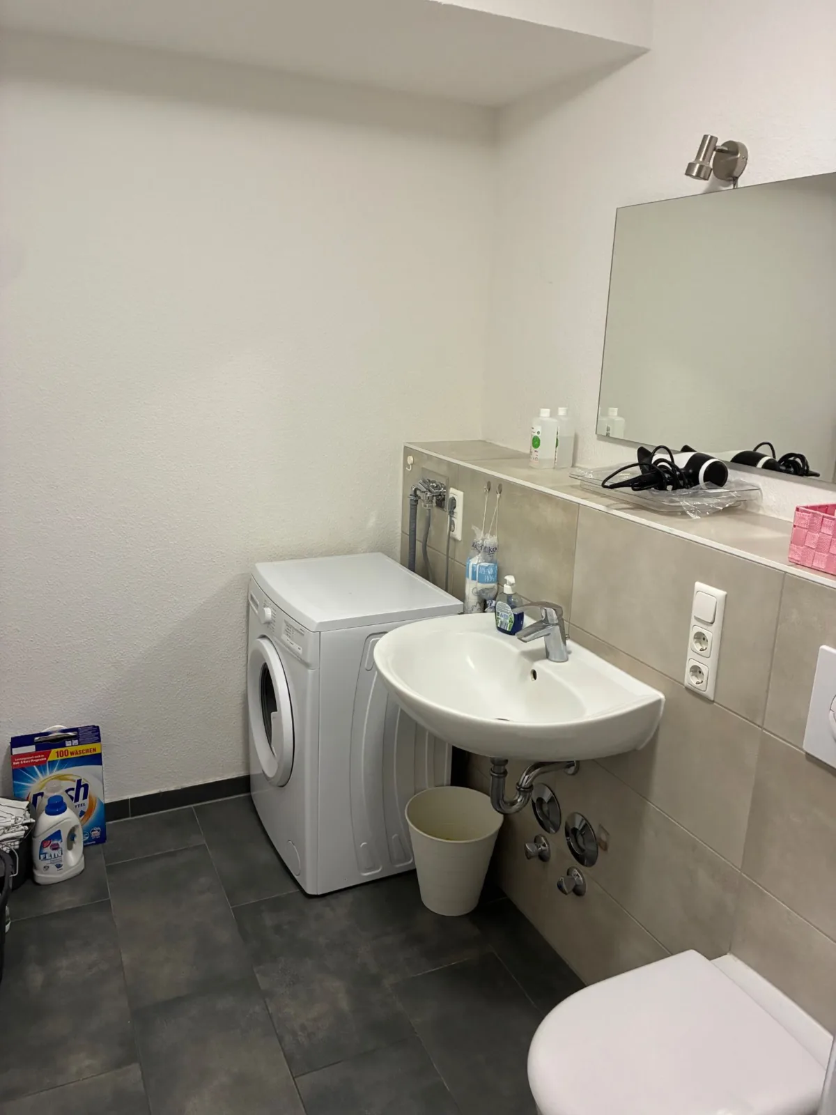 Badezimmer mit Waschmaschine