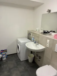 Badezimmer mit Waschmaschine