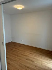 Leeres Zimmer mit Holzboden