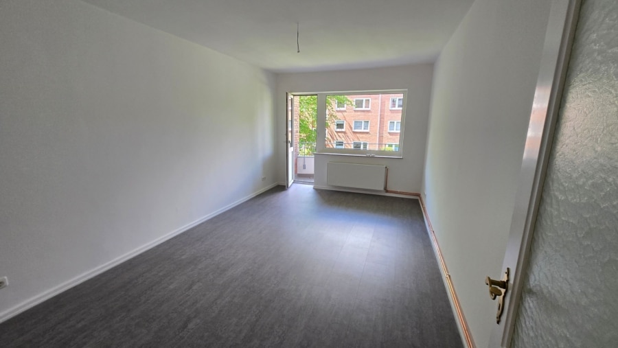 Wohnzimmer mit Balkon - Vollständig sanierte 2-Zimmer-Wohnung mit Balkon in ruhige Lage zum Eilbekkanal