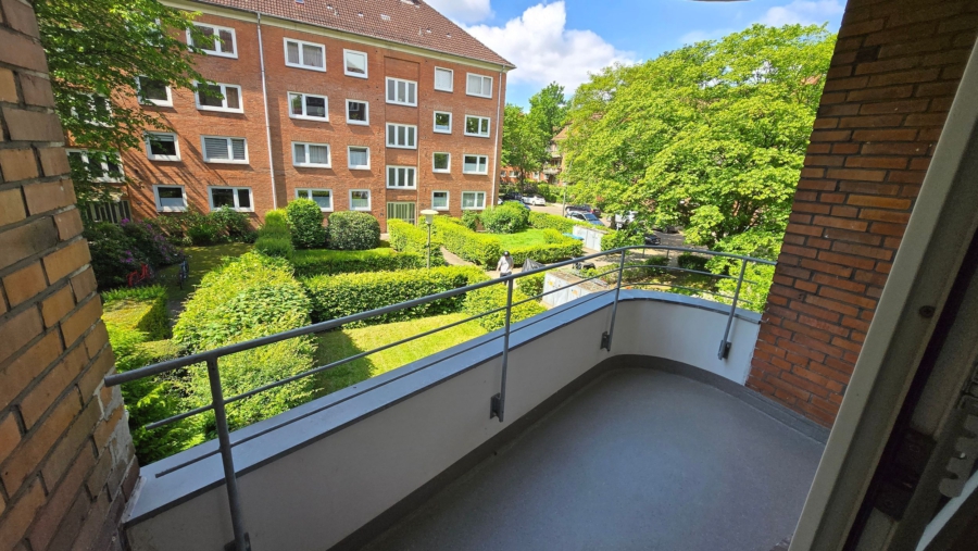 Balkon - Vollständig sanierte 2-Zimmer-Wohnung mit Balkon in ruhige Lage zum Eilbekkanal