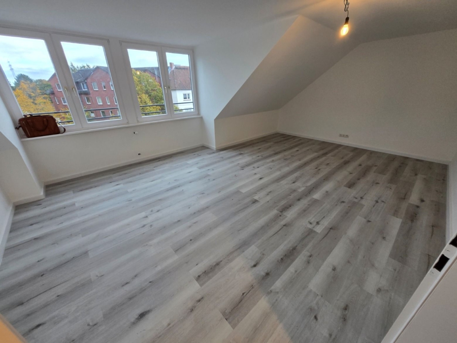 Sanierte DG-Whg li., Zimmer 1
