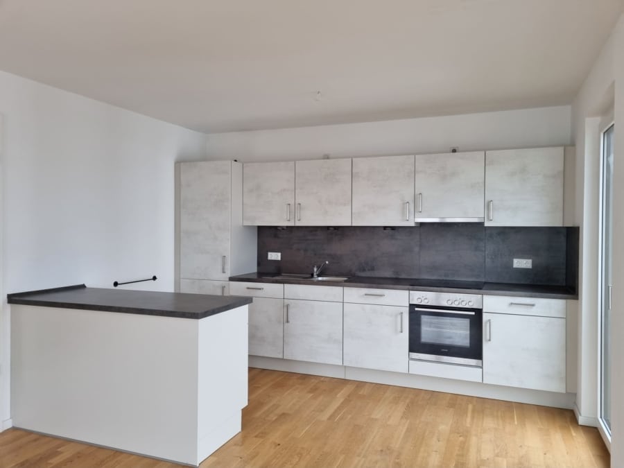 Moderne Einbauküche mit Tresen - 4-Zimmer-Neubauwohnung mit Balkon in Lohbrügge