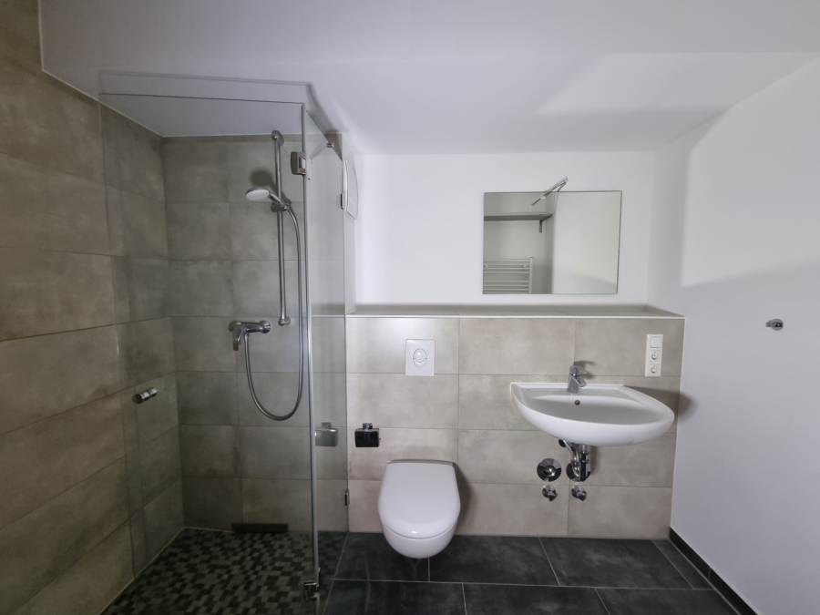 Badezimmer mit Dusche - 4-Zimmer-Neubauwohnung mit Balkon in Lohbrügge