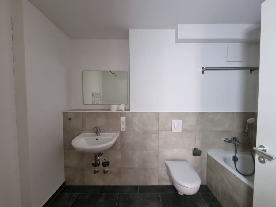Badezimmer mit Badewanne - 4-Zimmer-Neubauwohnung mit Balkon in Lohbrügge