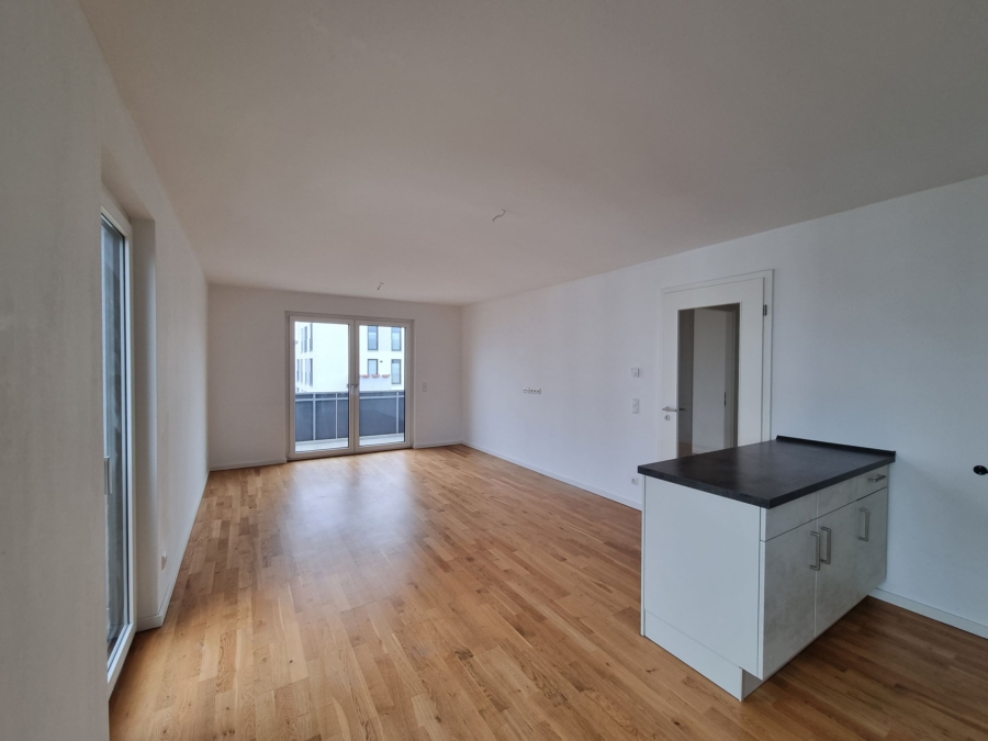 Wohnbereich, Blick zum Balkon - 4-Zimmer-Neubauwohnung mit Balkon in Lohbrügge