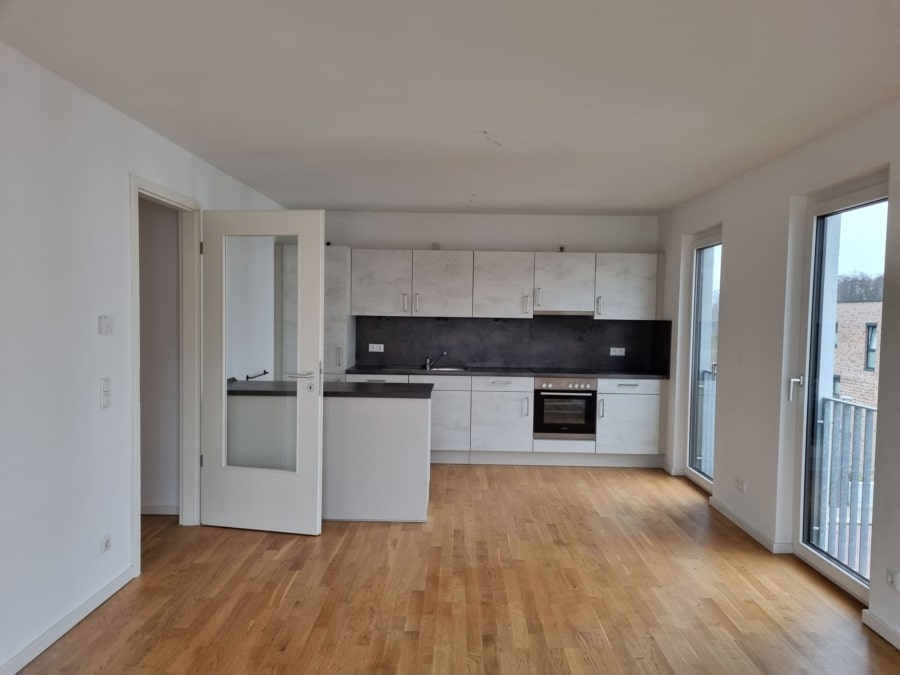 Wohnbereich mit Einbauküche - 4-Zimmer-Neubauwohnung mit Balkon in Lohbrügge