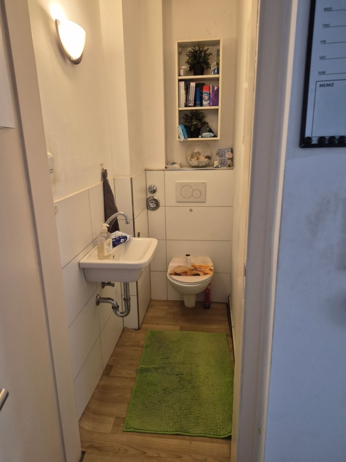 kleines Bad - 3,5-Zimmer-Wohnung mit Terrasse in Langenhorn