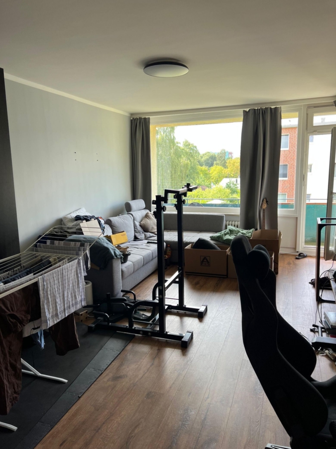 Wohnzimmer mit Balkonblick
