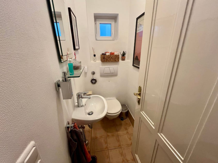 Gästebad - Schöne 3 -Zimmer-Altbauwohnung in Winterhude