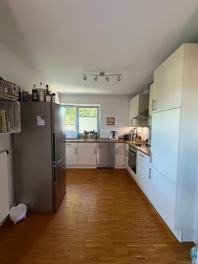 Moderne Küche mit Geräten