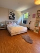 Helles Schlafzimmer mit Deko