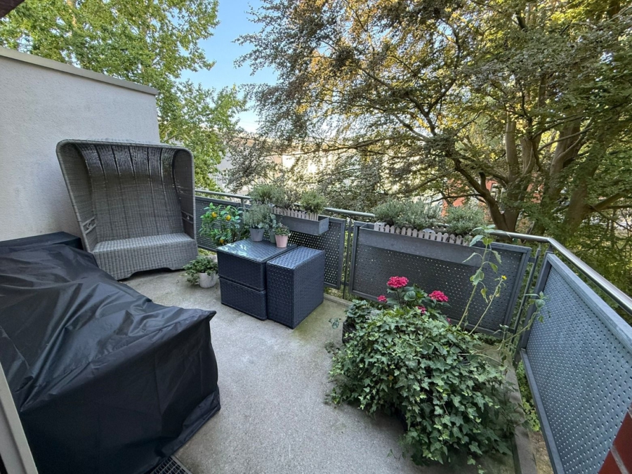 Balkon mit Möbeln und Pflanzen