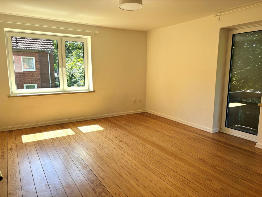 Wohnzimmer mit Balkon - Schöne 3-Zimmer- Wohnung mit Balkon in Langenhorn