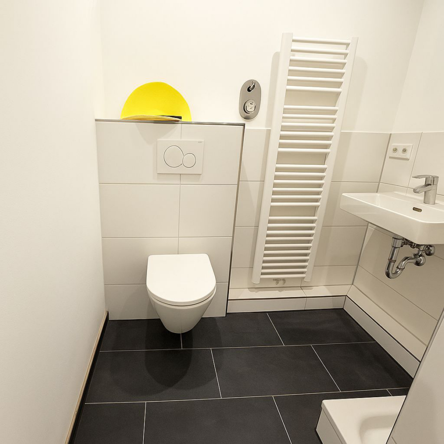 Badezimmer mit Dusche - Gemütliche Wohnung mitten im Karolinenviertel