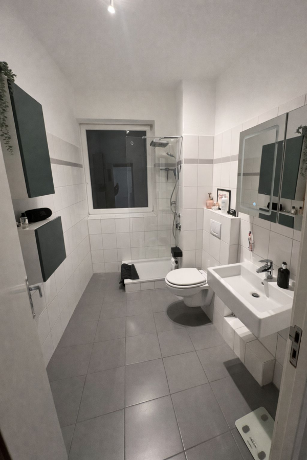 Duschbad - 3-Zimmer-Wohnung mit Balkon in Eimsbüttel