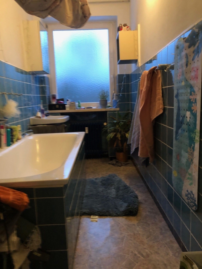 Badezimmer mit blauen Fliesen - 3,5-Zimmer-Wohnung mit Balkon in Langenhorn